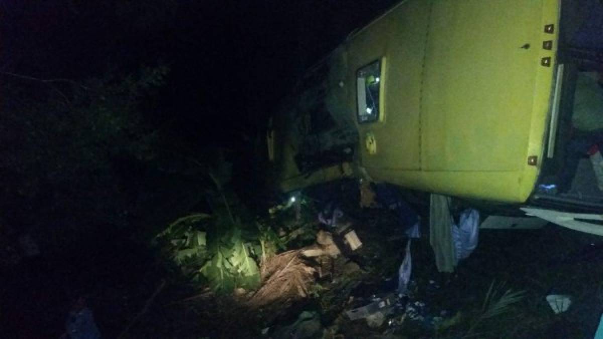 Bus cae al abismo en el norte de Honduras y muere conductor