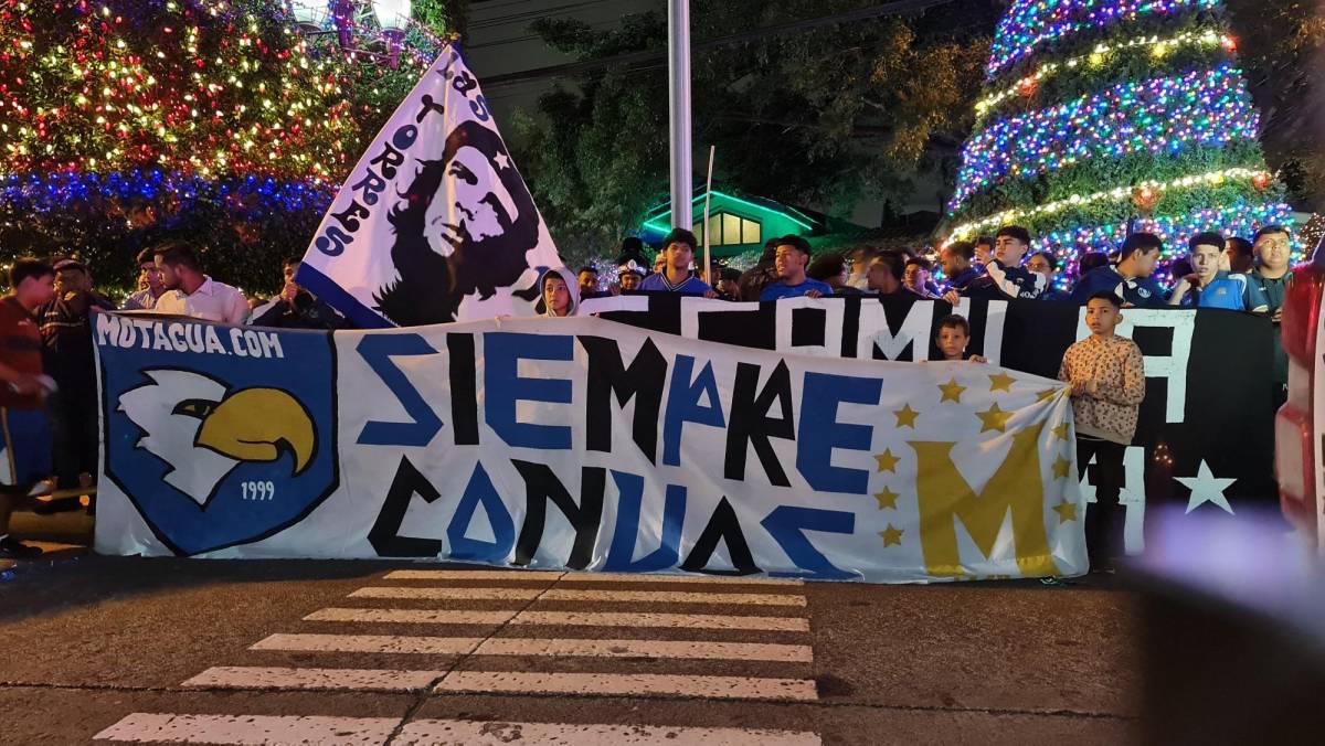 Motagua es sorprendido por aficionados en la noche antes de la final