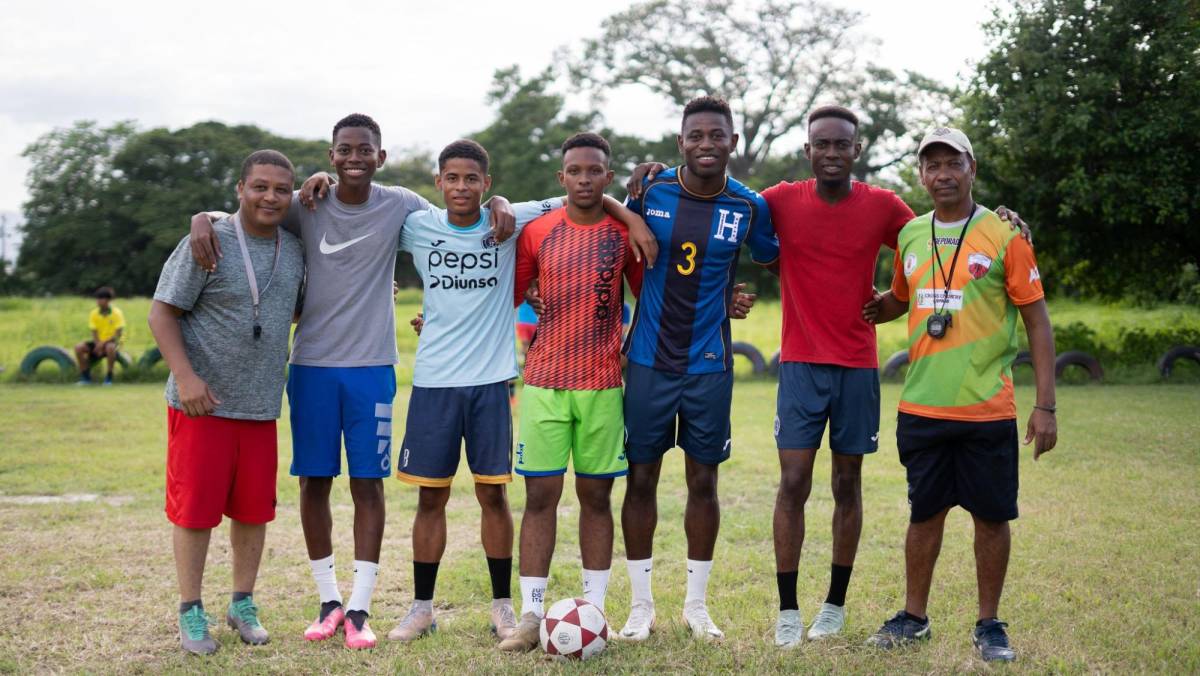 Wilmer Barrios (tío), Jan Decas (hermano) Exel Decas (primo), Wesly Decas, Yamay Decas (hermano) y Francisco Brooks (tío), entrenando en la cancha de la Rivera Hernández.