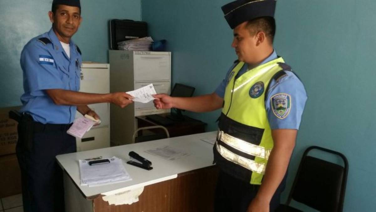 ¡Justicia! Multan a policía por estacionarse en el lugar de personas discapacitadas