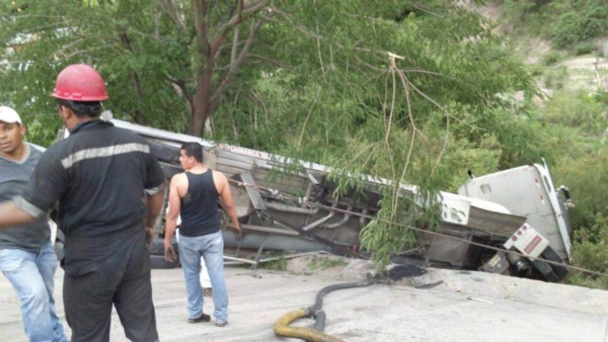 Un muerto en salida a Danlí y una rastra se vuelca en carretera al sur