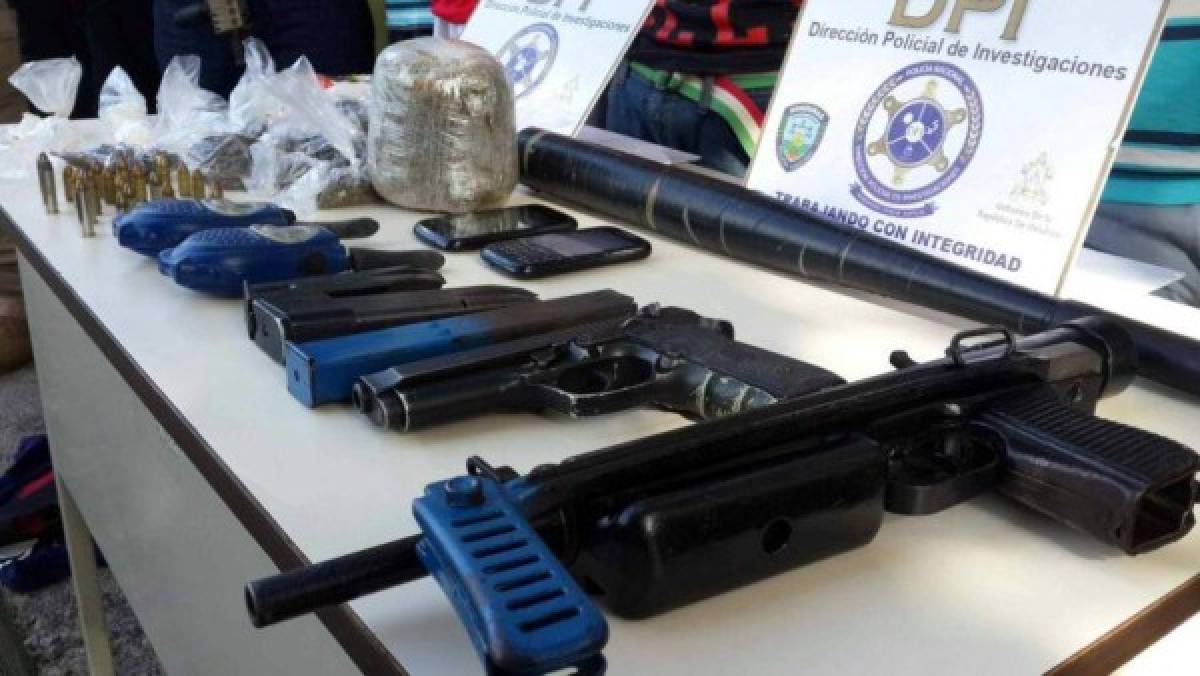 Capturan a varias personas con drogas y armas en La Ceiba  