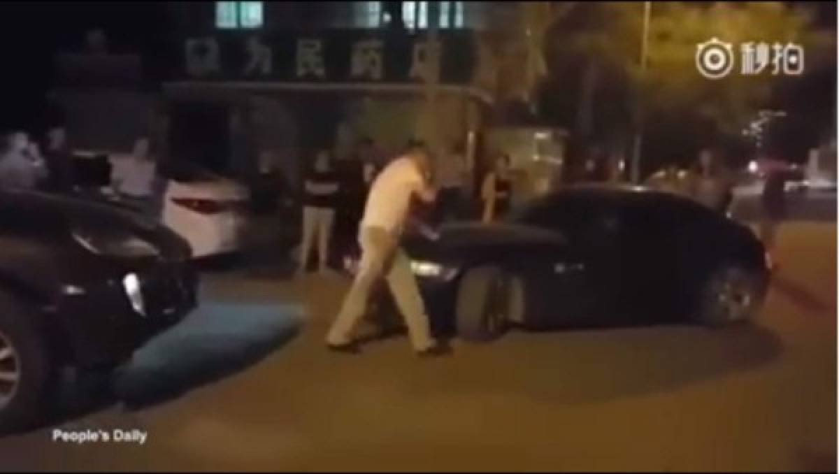 Video: Mujer arrolla a un hombre con su BMW tras pelea verbal