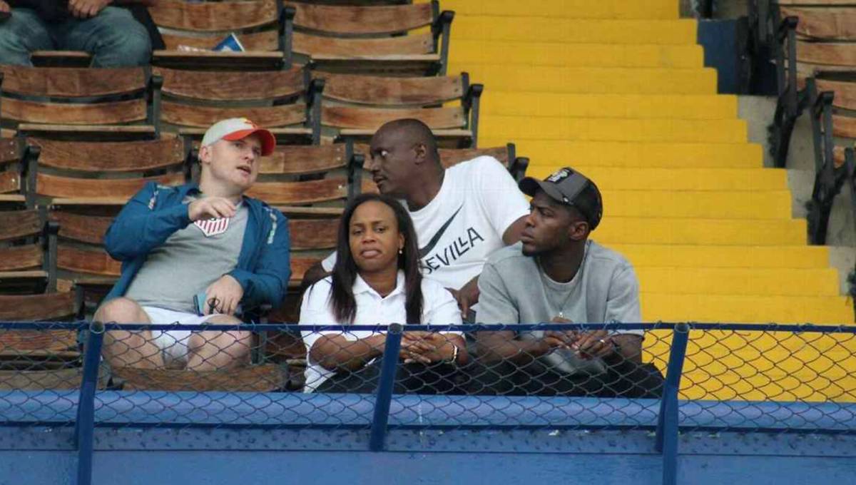 Sandra Norales (madre de Keyrol) junto a Maynor Figueroa en el estadio Doroteo Guamuch Flores.