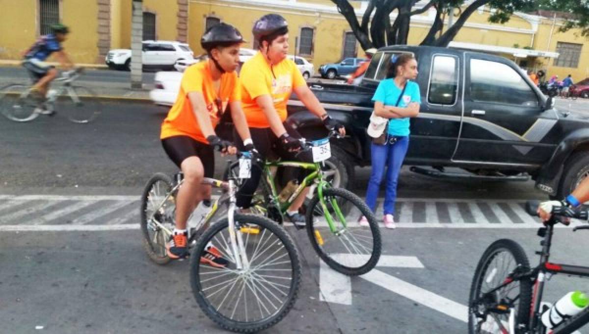 Joven autista es uno de los participantes en la Cuarta Vuelta Ciclística