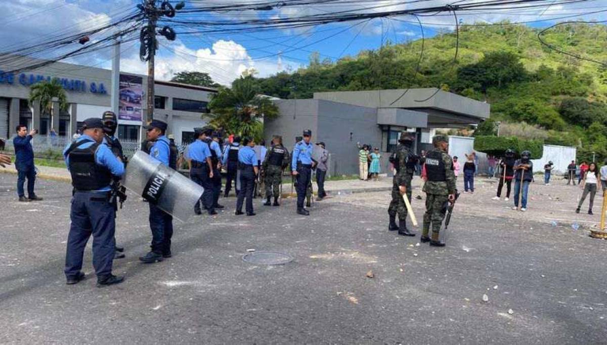 Policía desaloja a colectivos de Libre del SANAA