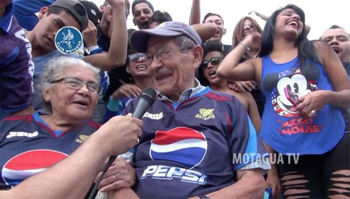 'Los abuelitos', son dos de los más fieles fanáticos de Motagua (Foto: El Heraldo Honduras / Deportes El Heraldo / Noticias de Honduras )