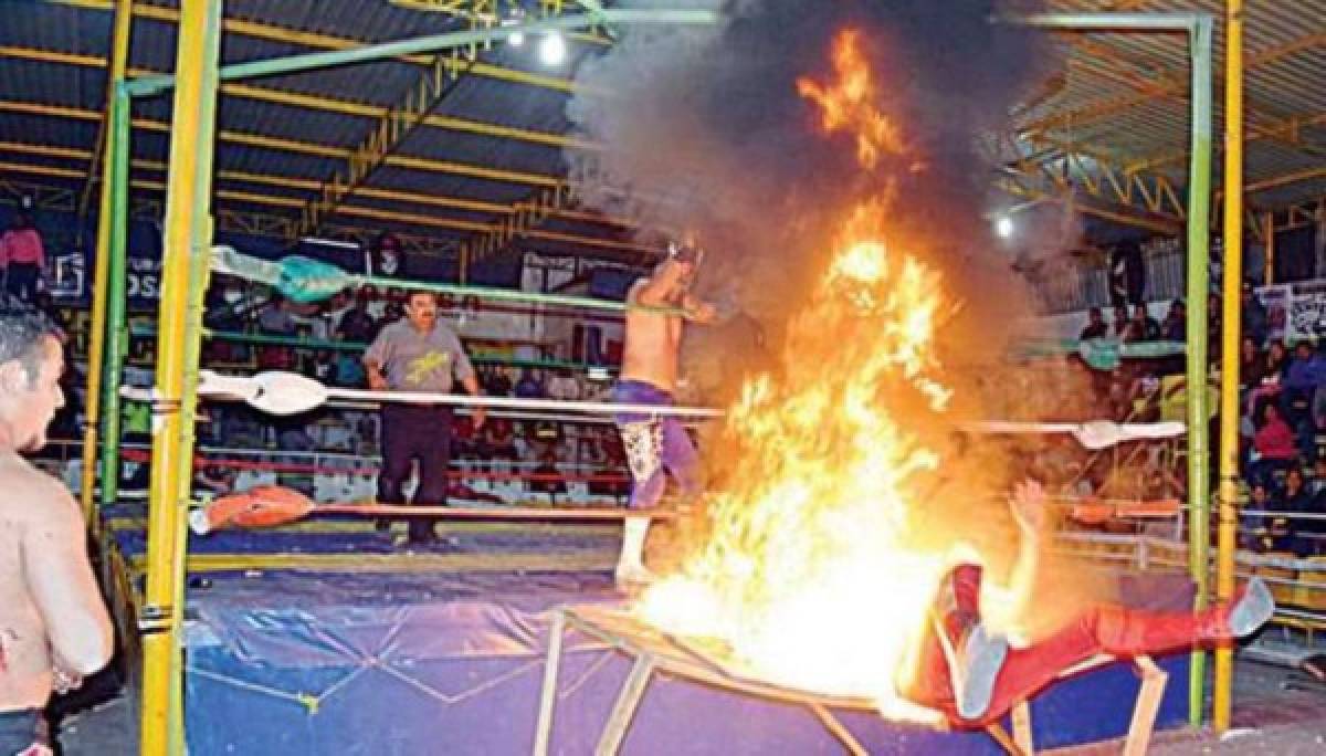 Luchador enmascarado casi muere quemado mientras realizaba su espectáculo