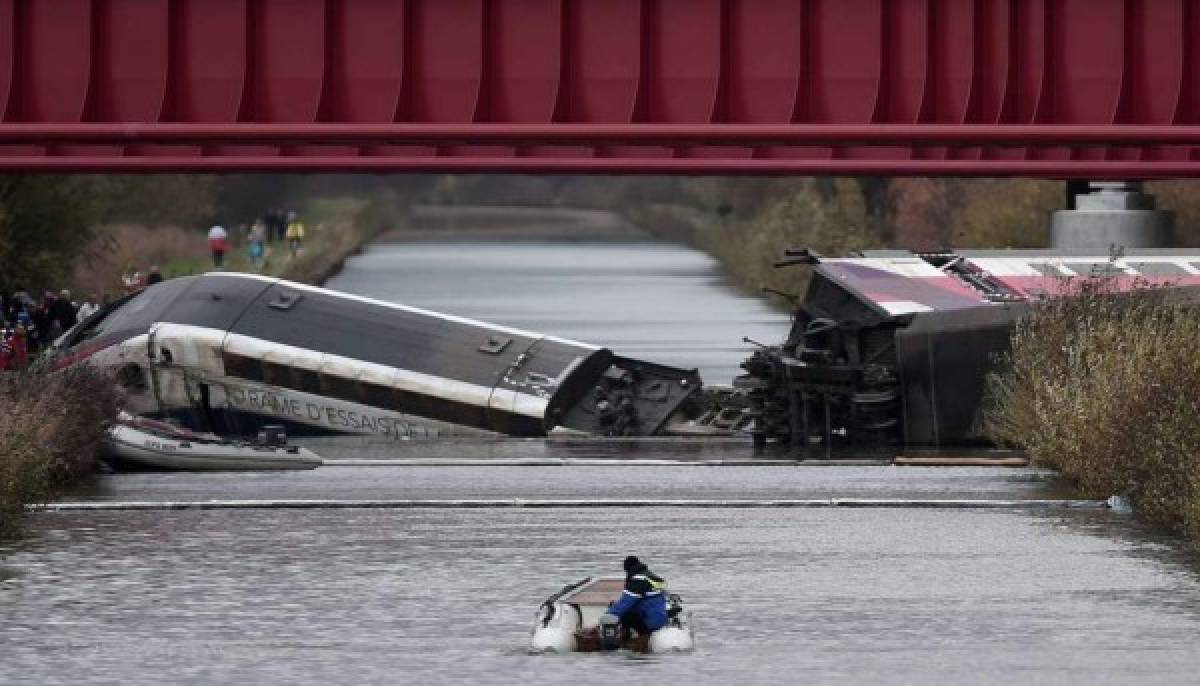 Diez muertos en el descarrilamiento de un tren de alta velocidad