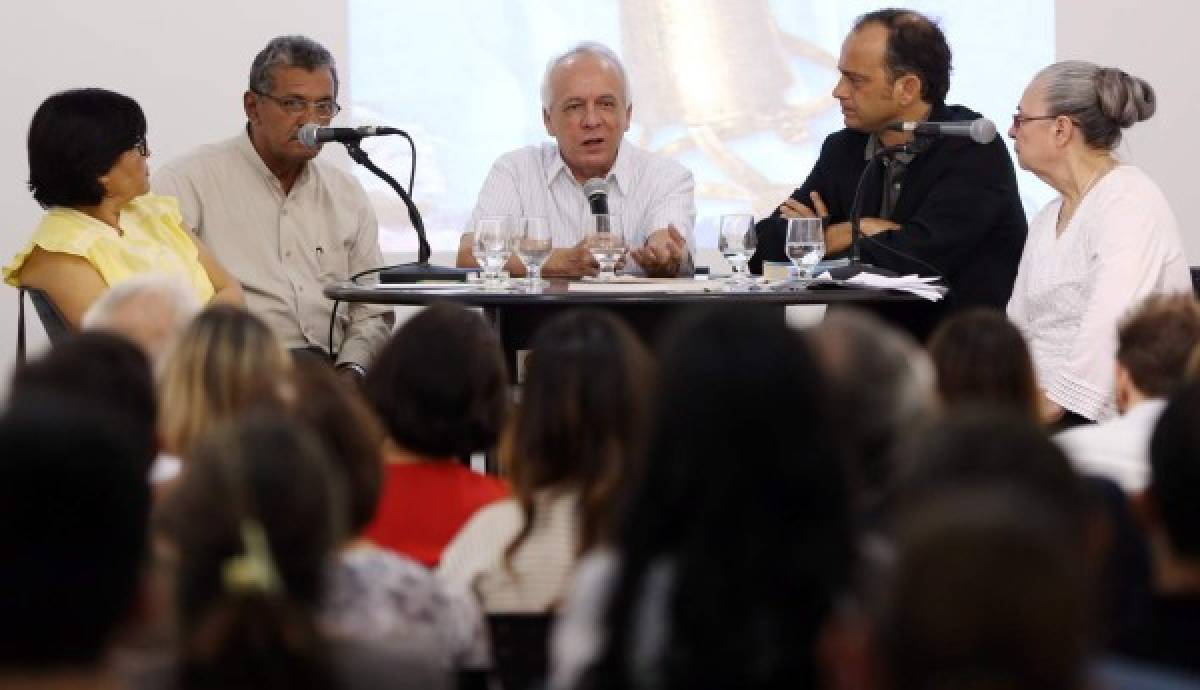 Julio Escoto en el CCET para el relanzamiento de su novela