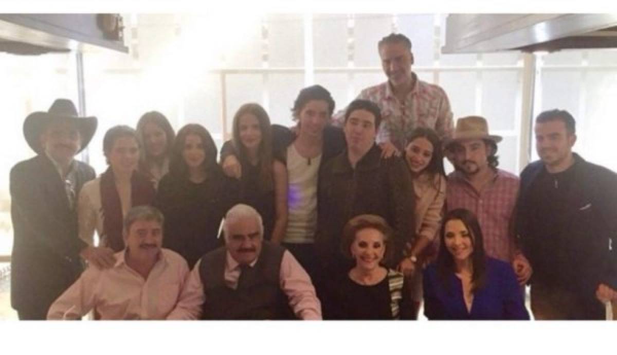 Vicente Fernández celebra su cumpleaños rodeado de amigos y familia