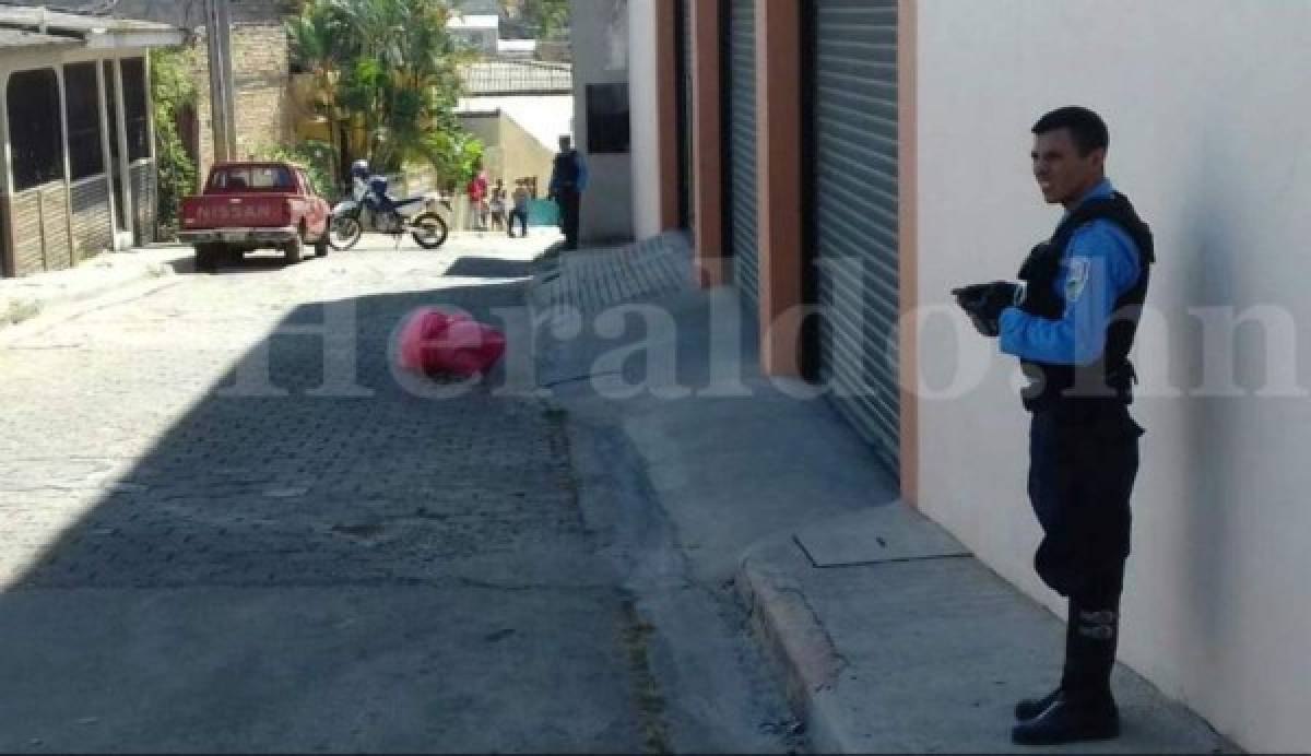 Un cuerpo encostalado fue lanzado frente a una vivienda en el barrio Lempira.