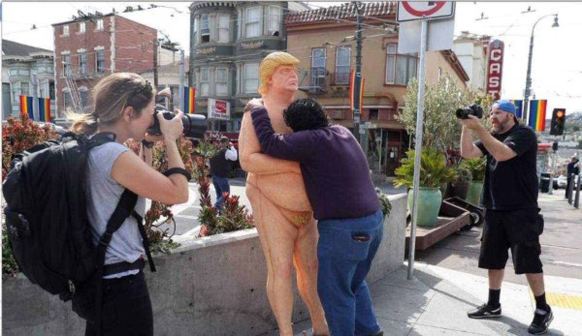 Estatua poco favorecedora de Trump desnudo causa asombro en Nueva York  