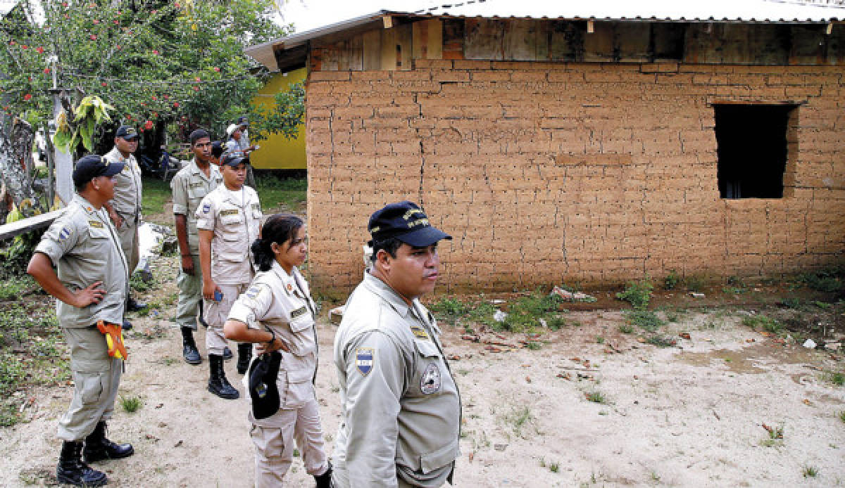 Inhabitables casas dañadas por sismos