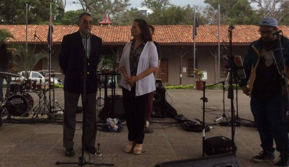 Costa Rica rinde homenaje a cantautor hondureño, Guillermo Anderson