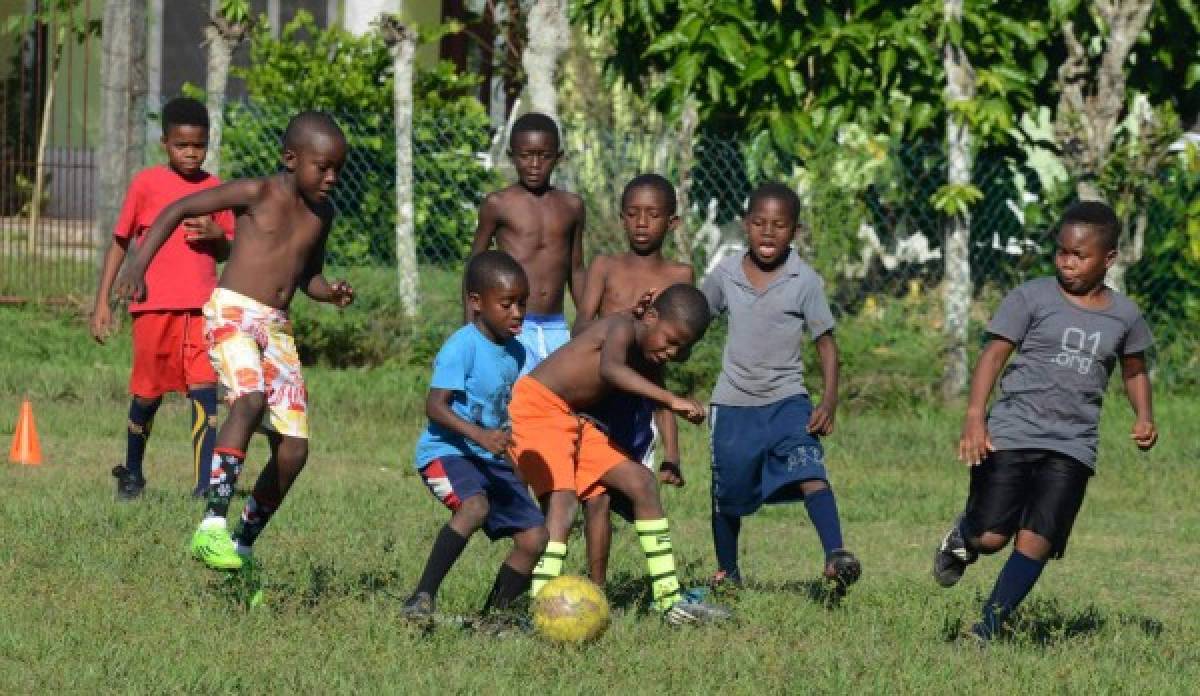 Los niños sueñan con ser grandes estrellas del fútbol nacional e internacional (Foto: Agencia AFP)