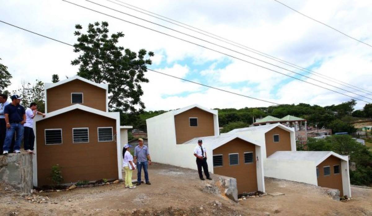 Siete familias hondureñas reciben la llave de su casa