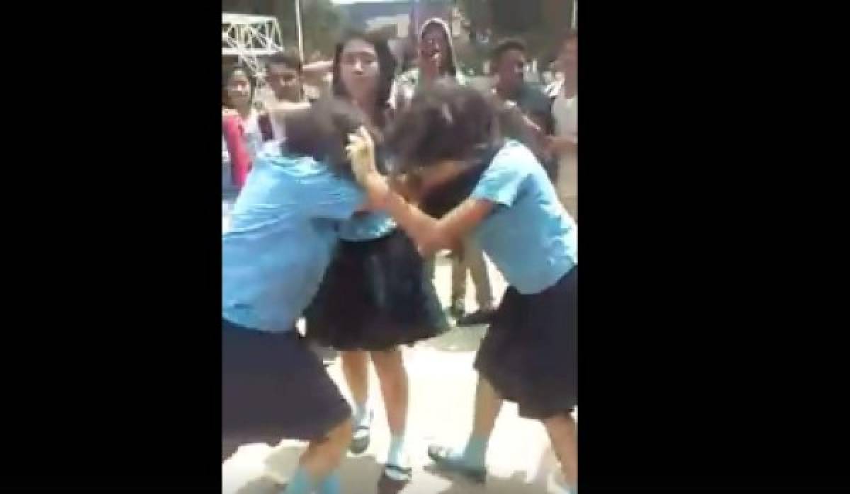 Honduras: Alumnas del Instituto Jesús Milla Selva protagonizan pelea callejera  