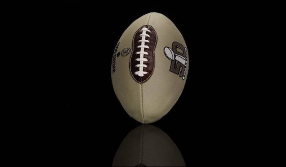 Carlos Campos 'clasifica' al Super Bowl 50 con diseño de balón conmemorativo