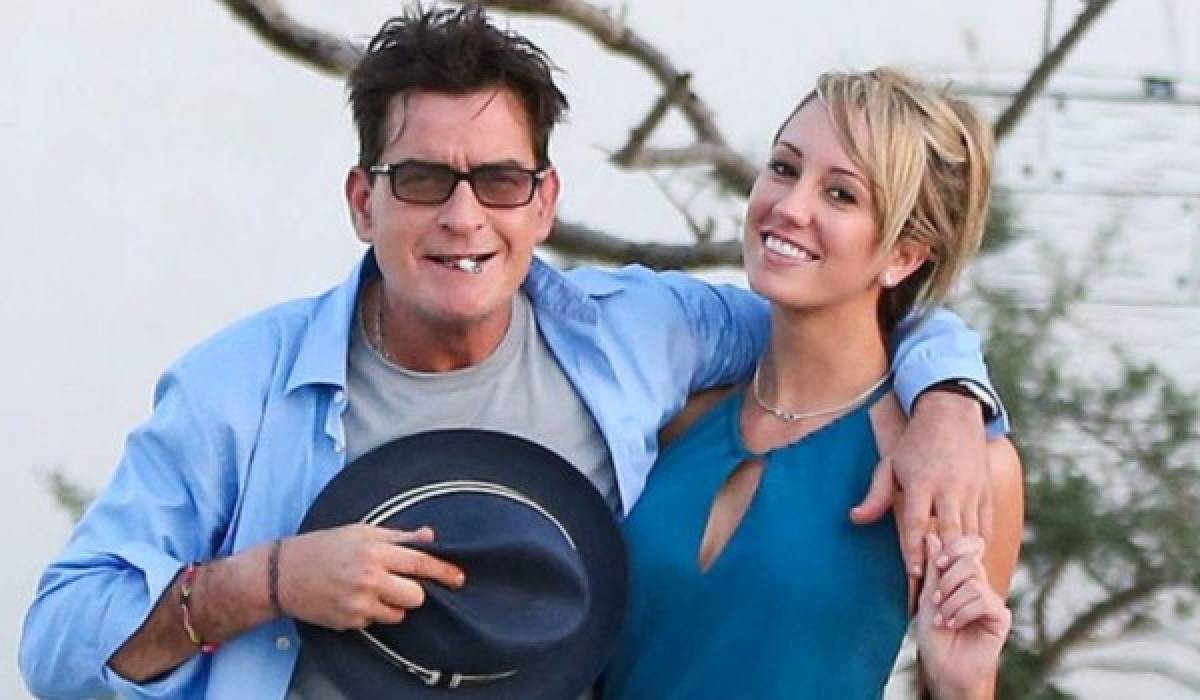 Exprometida demanda a Charlie Sheen por exponerla al VIH