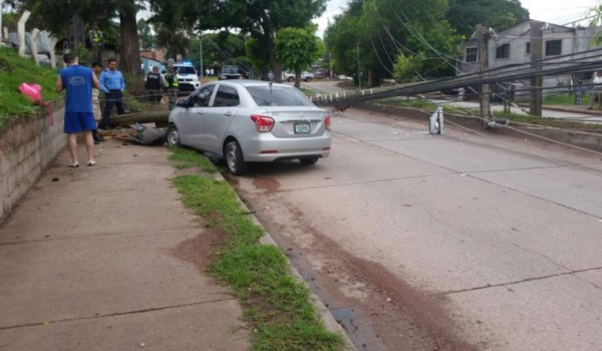 Auto derriba poste y provoca apagón en colonias del bulevar Kuwait de Tegucigalpa