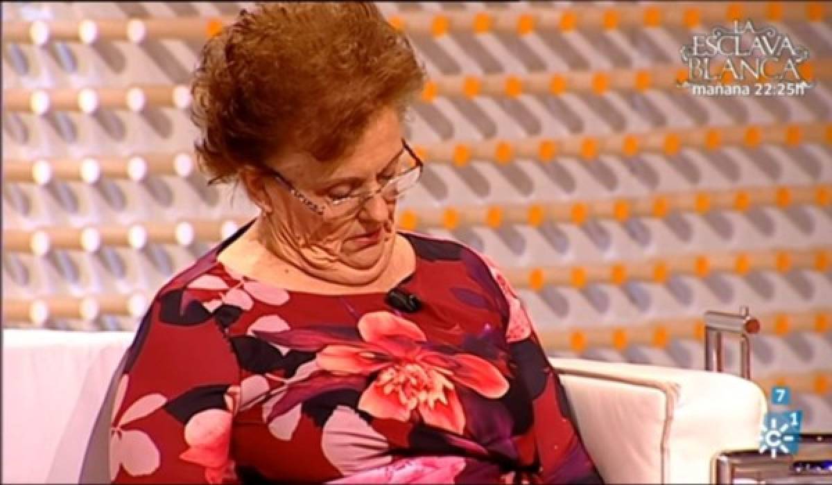 Abuela se queda dormida en televisión y le hacen una broma