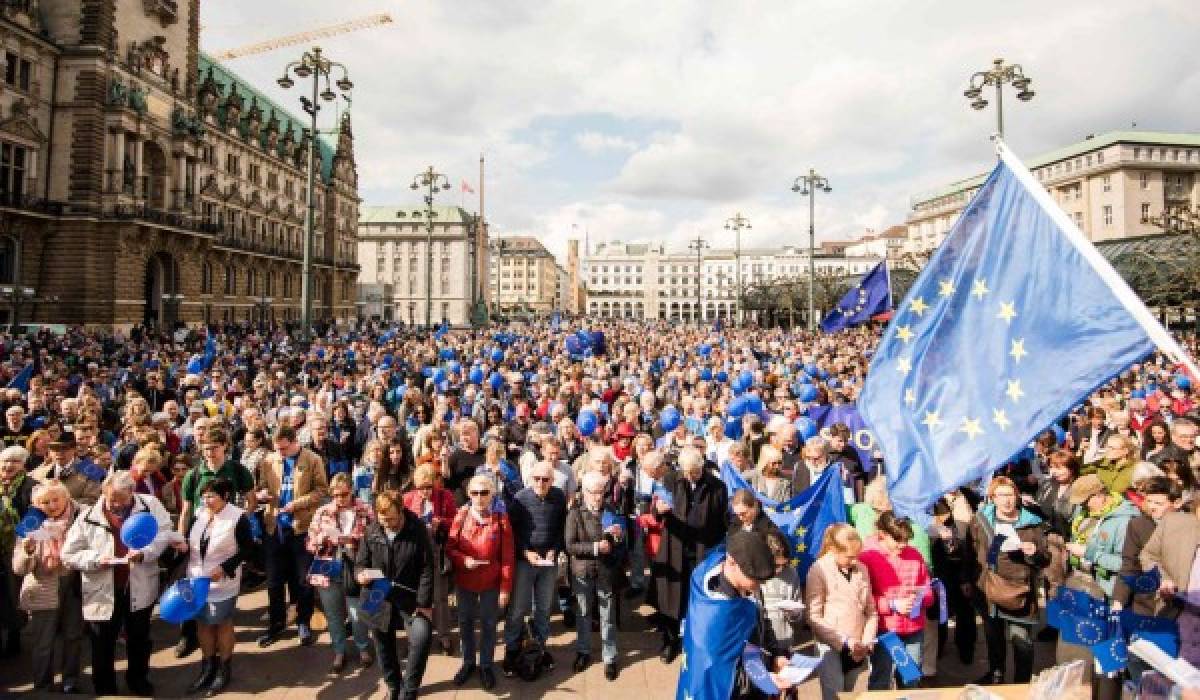 Los participantes de una reunión de 'Pulso de Europa' sostienen la bandera europea en Hamburgo, norte de Alemania. Foto AFP