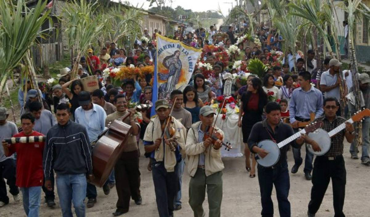 Virgen María, reina de las flores