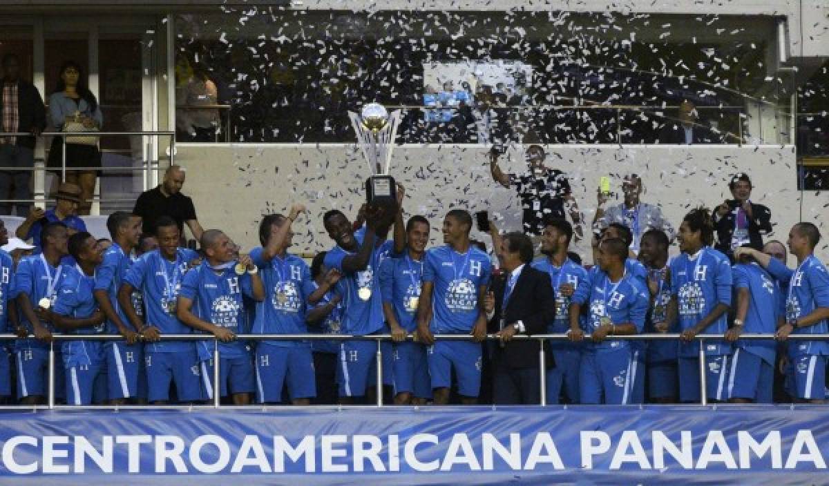 La Selección de Honduras recibió el trofeo de Campeón de la Copa Centroamericana 2017. (Fotos: AFP/ EL HERALDO Honduras / Noticias de Honduras / Deportes EL HERALDO)