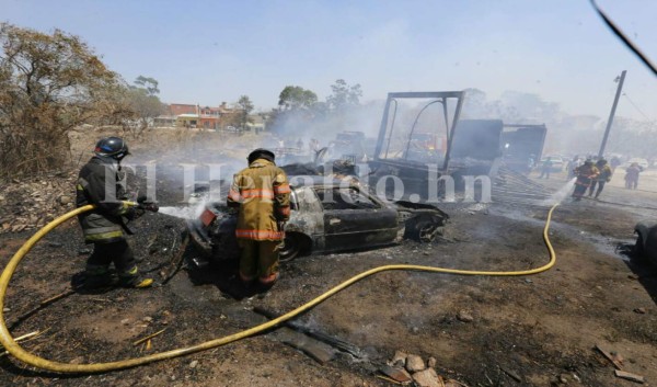 Voraz incendio arrasa con al menos 15 vehículos en colonia Altos de la Peña de la capital