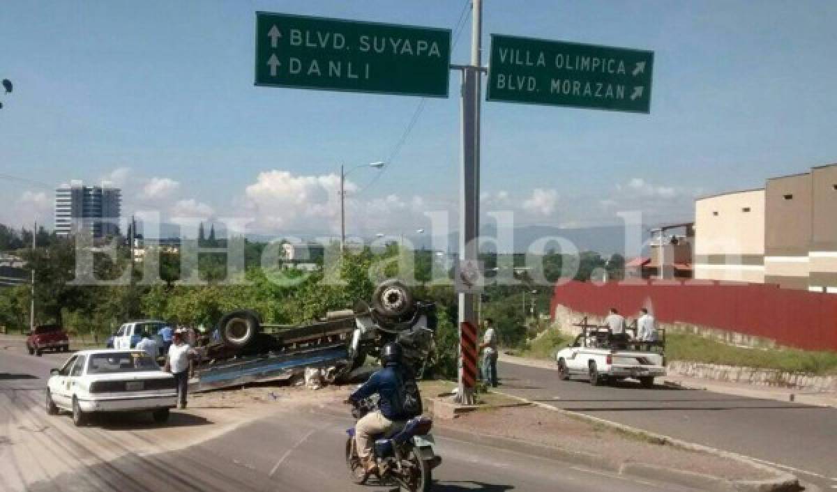 Volqueta se accidenta en anillo periférico de Tegucigalpa