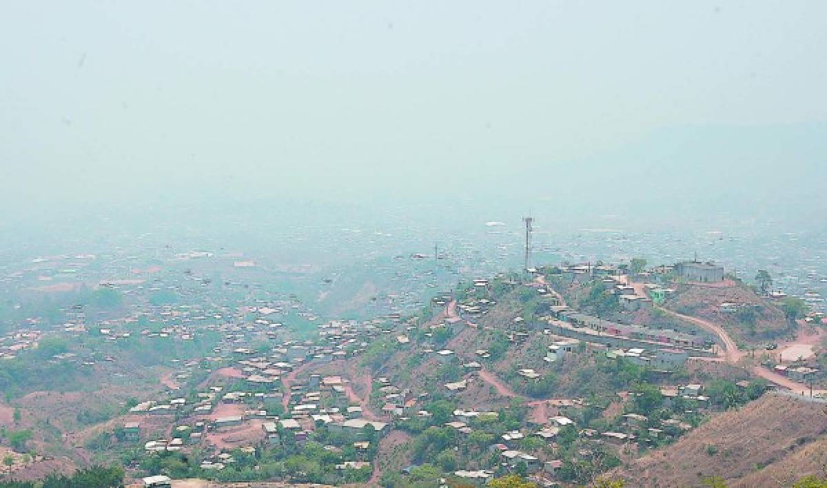 Fuertes incendios asfixian la capital