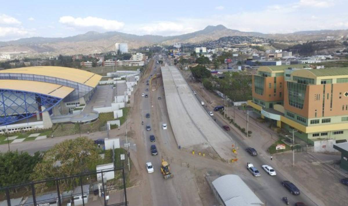 Los 35 mil conductores que se movilizan del bulevar Suyapa hacia la UNAH, a partir del lunes lo podrán hacer por un paso aéreo.