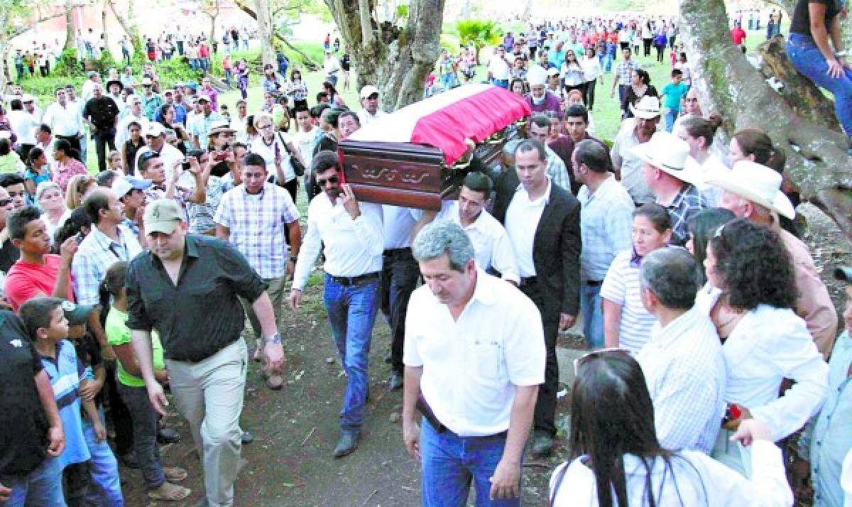 Copán tributa masiva despedida a Gauggel y su hijo