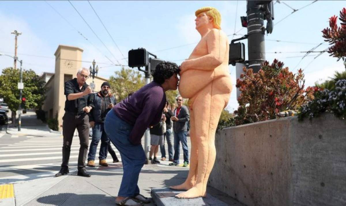 Estatua poco favorecedora de Trump desnudo causa asombro en Nueva York  