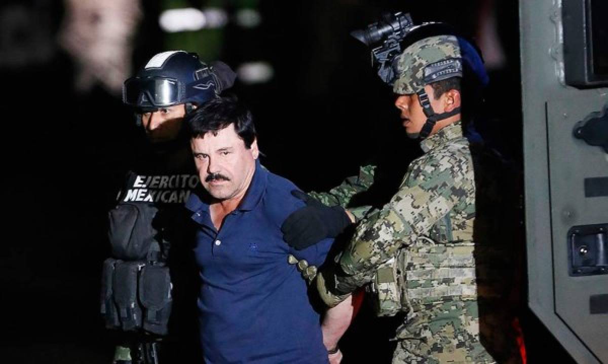 Miembros de la Marina mexicana traslada a la cárcel a Joaquín El Chapo Guzmán.