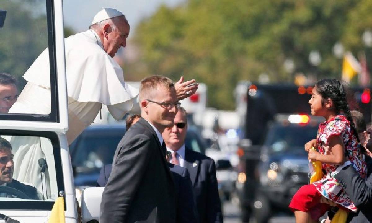 Niña paraliza caravana del papa Francisco