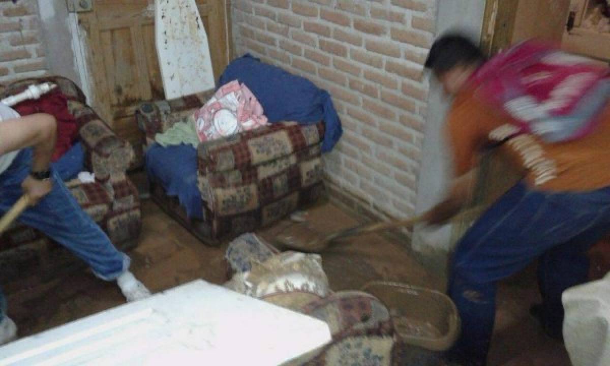 Casas inundadas y calles anegadas por fuertes lluvias en la capital de Honduras