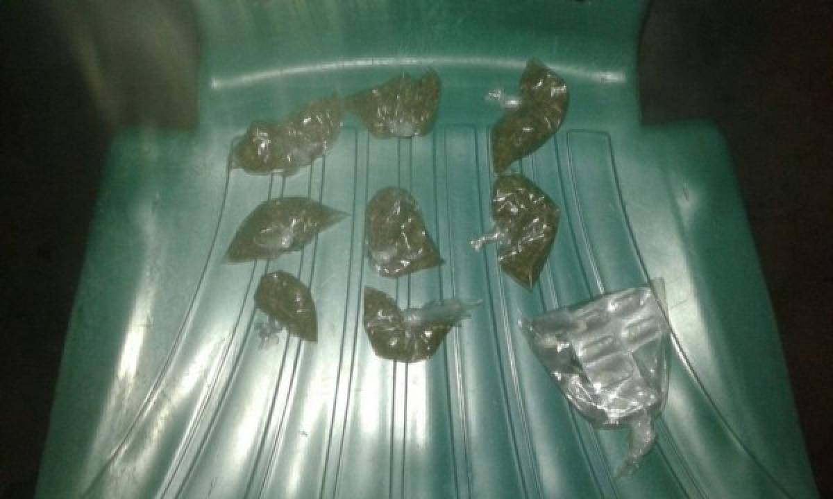 Un total de ocho bolsitas de supuesta marihuana y nueve piedras de crack les fue decomisadas.