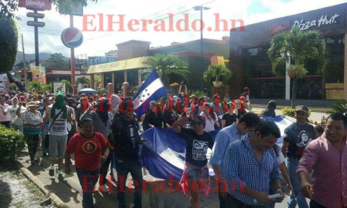 Resistencia lidera marcha alterna a los desfiles de Honduras