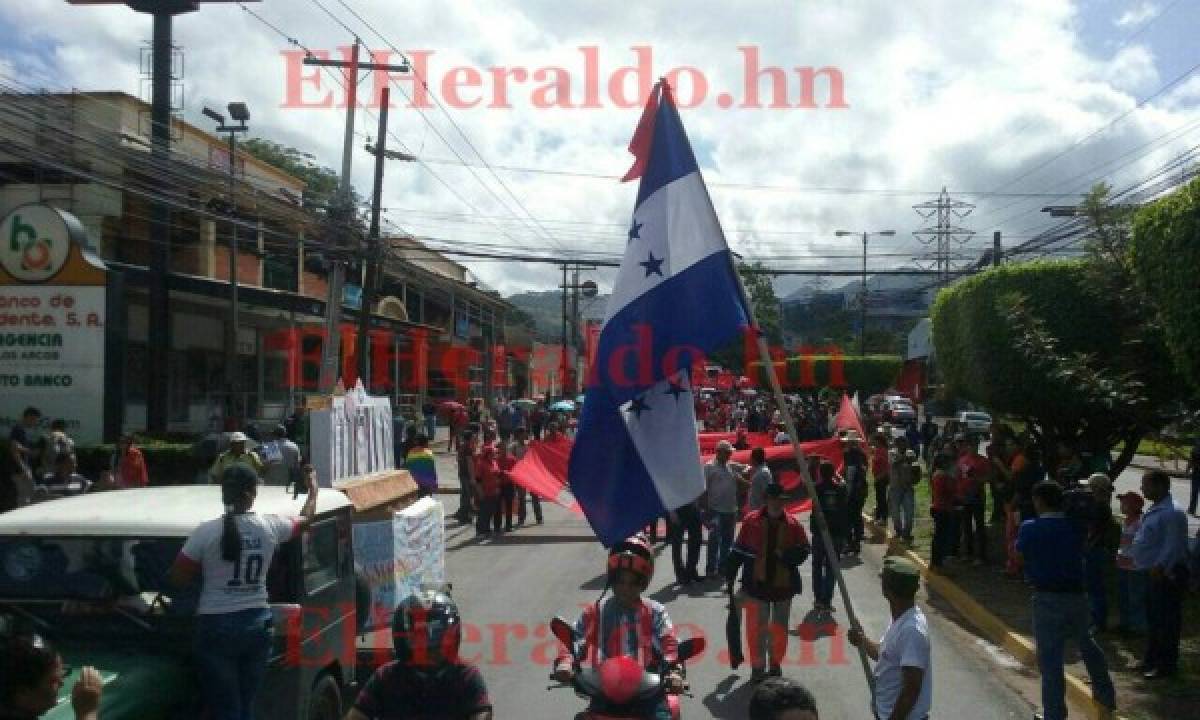 Resistencia lidera marcha alterna a los desfiles de Honduras