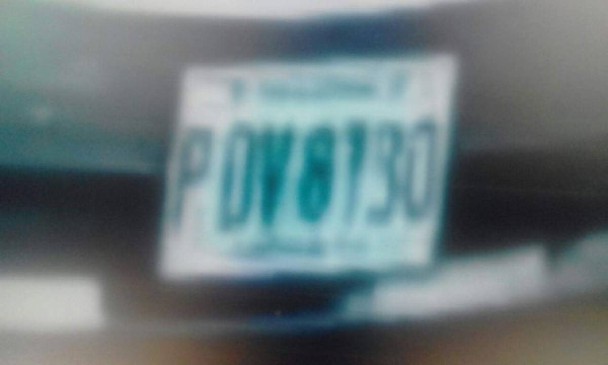 Según se observa en una imagen congelada de la grabación, el automóvil de esta banda criminal porta el número de placa PDV 8130.