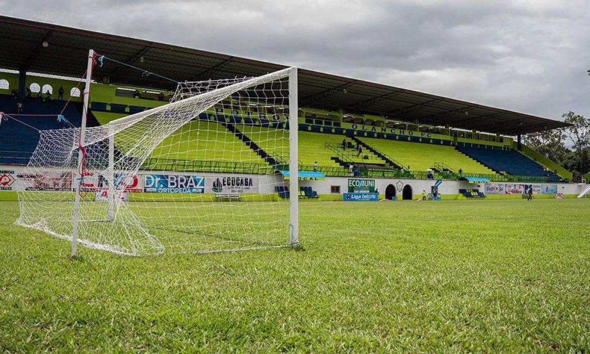 Comienzan los trabajos de cambio de engramillado en el estadio Juan Ramón Brevé