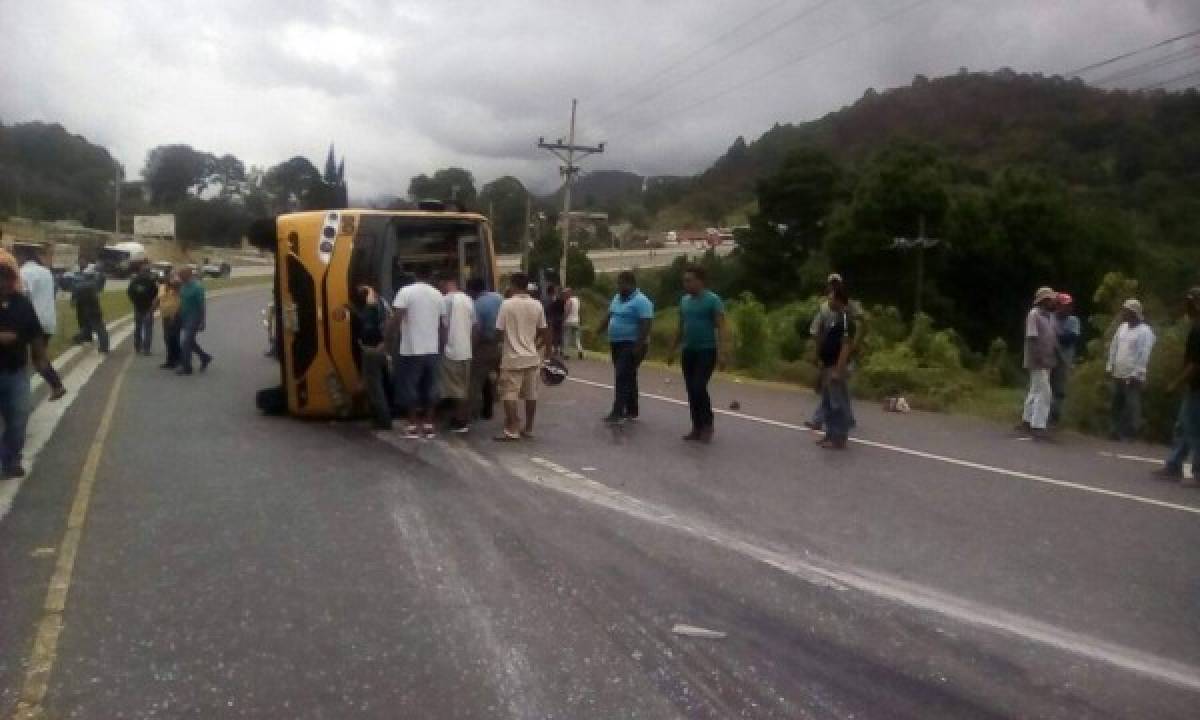 Varios heridos tras volcamiento de bus en la salida al norte de Honduras