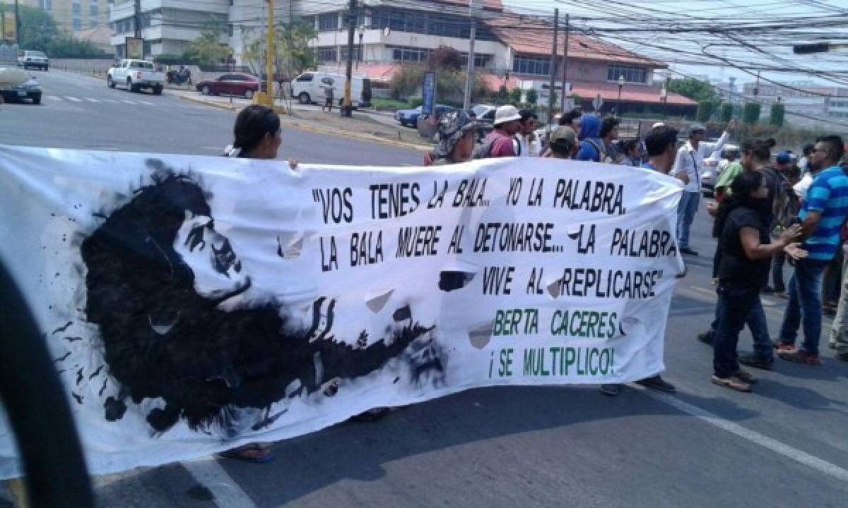 Segundo día de protestas del Copinh frente a casa de gobierno