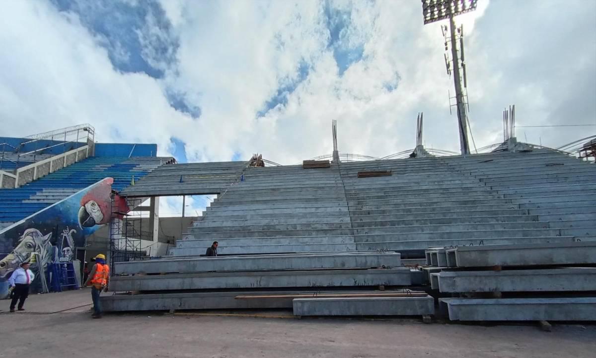 Especialista supervisa novedosa instalación en el estadio Nacional de Tegucigalpa