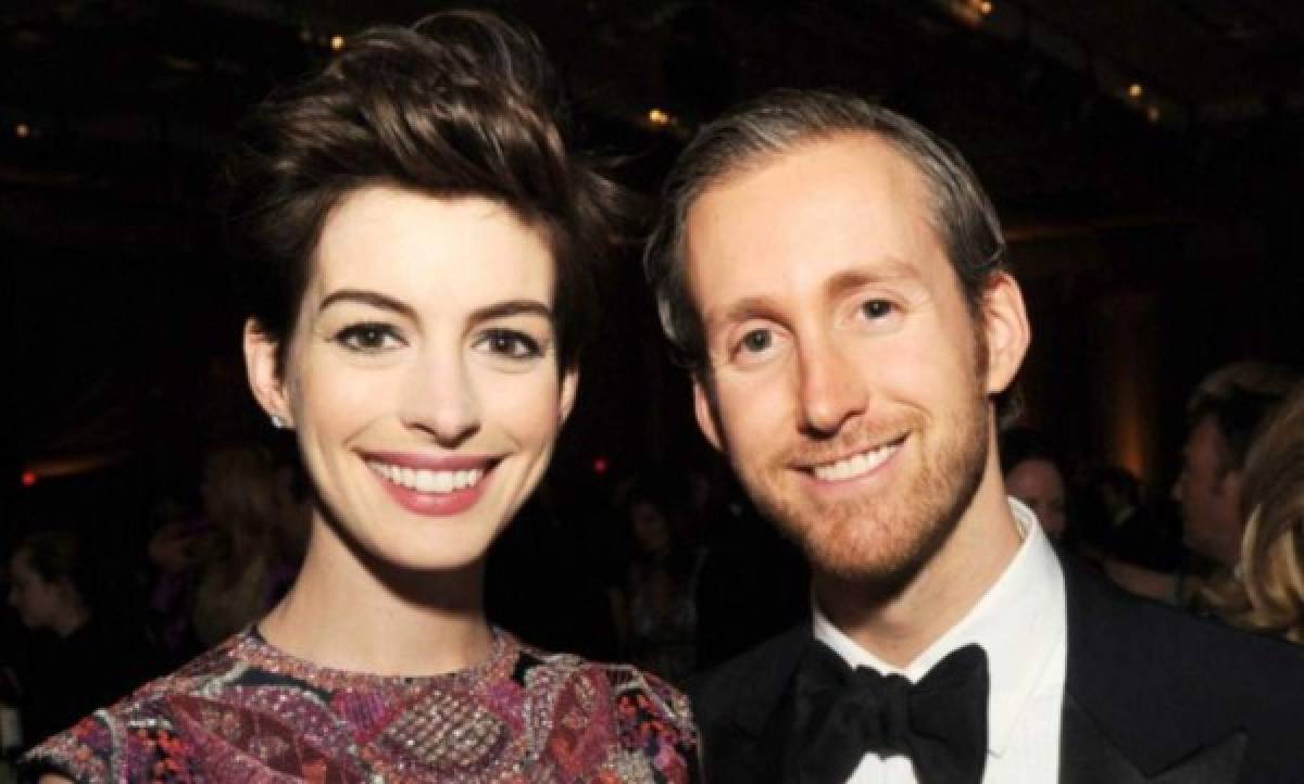 Anne Hathaway muestra su vientre de embarazada