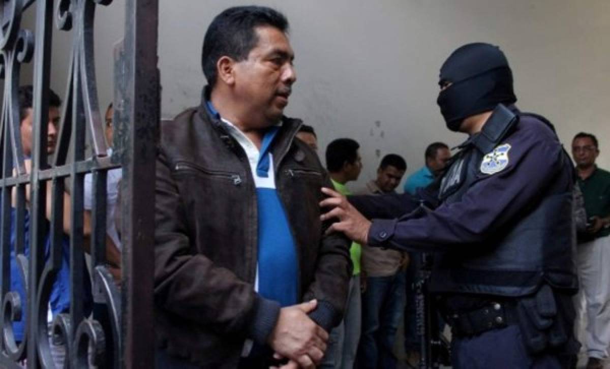 Ordenan juicio a alcalde acusado de ayudar a pandillas en El Salvador