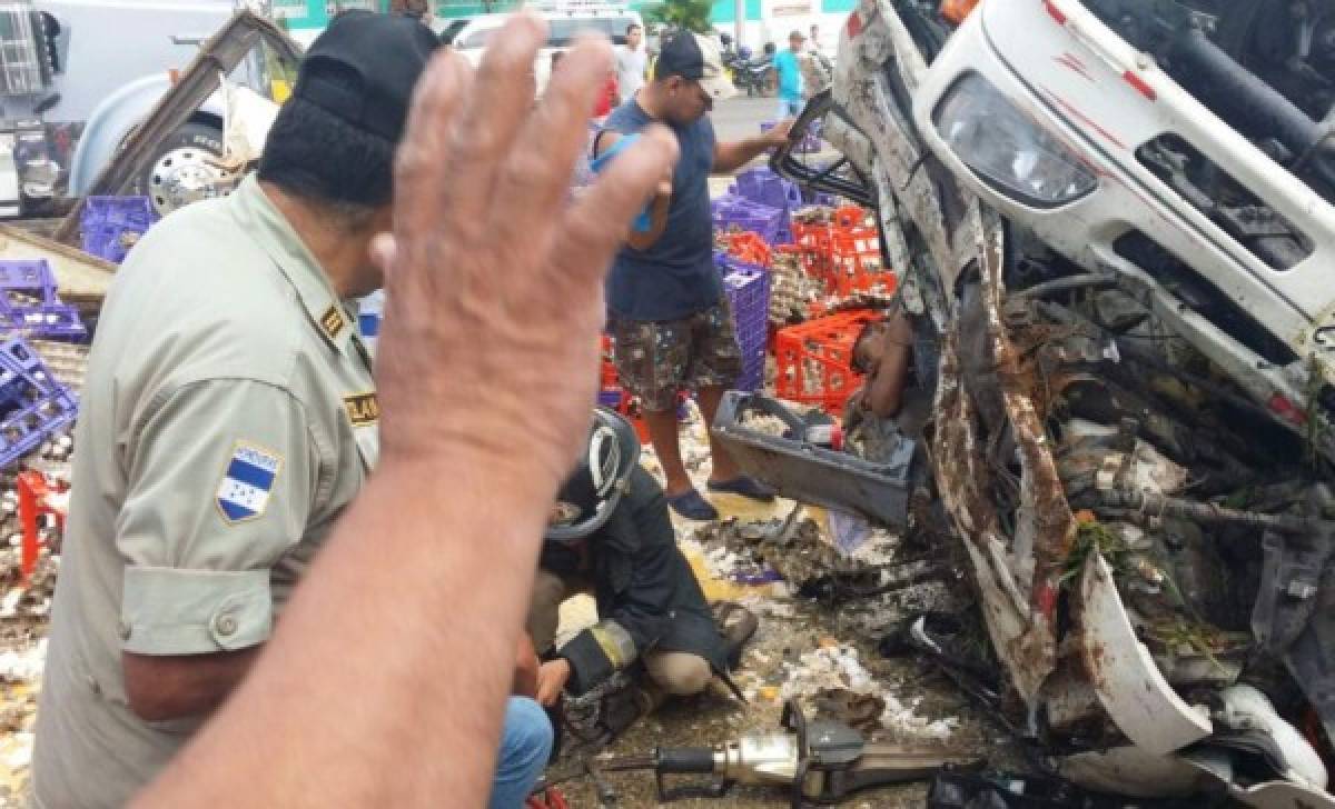 Cinco heridos tras volcamiento de camión cargado de huevos