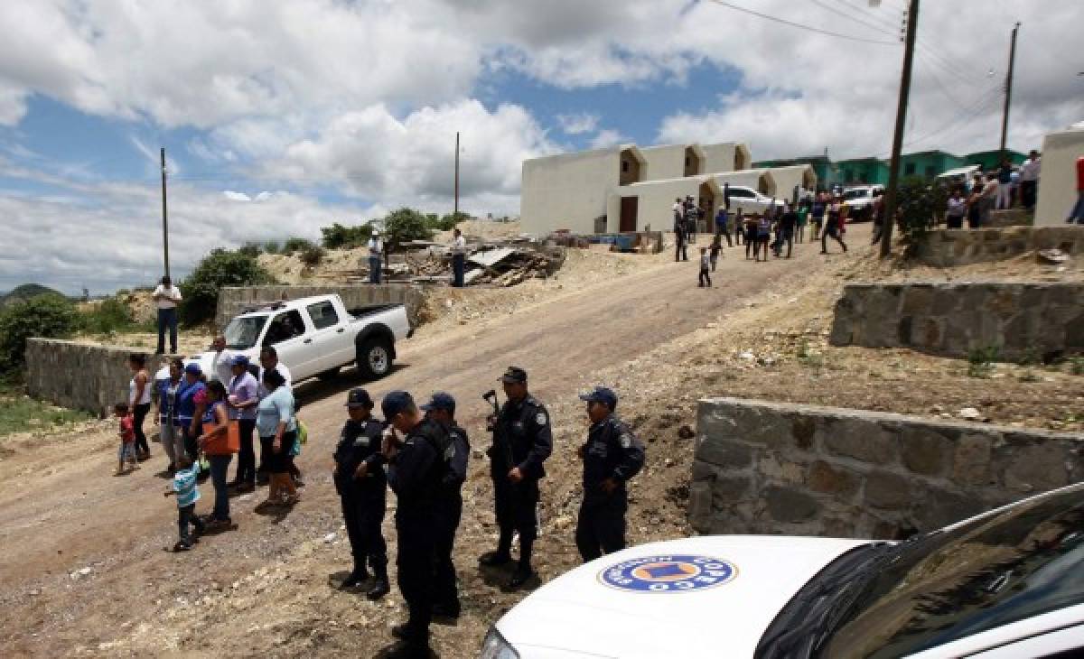 Siete familias hondureñas reciben la llave de su casa